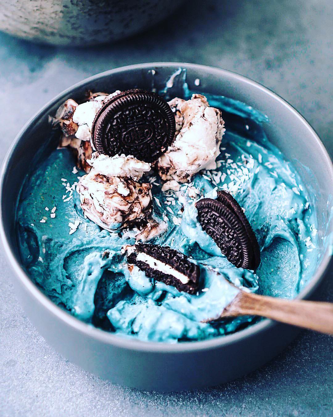 Cool and Easy Blue Spirulina Smoothie Bowl