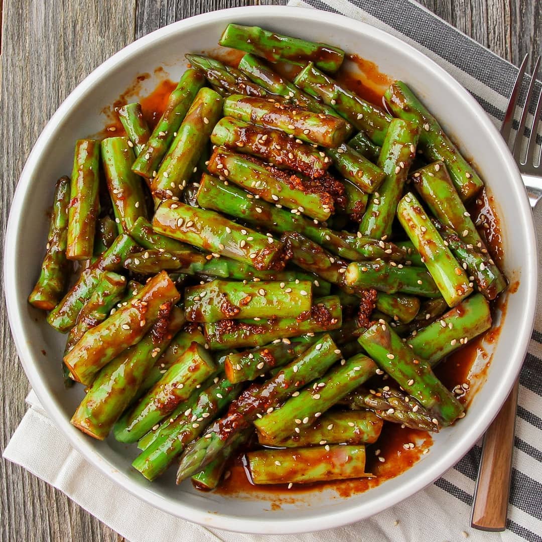 Blanched Asparagus with Gochujang Sauce and Garnish