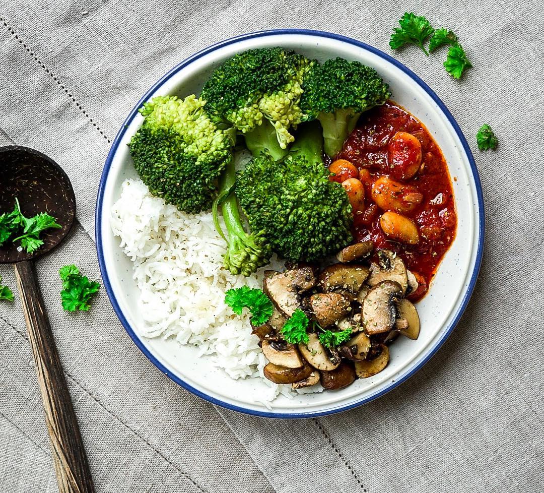 Easy Tomato Sauce with White Beans and Broccoli