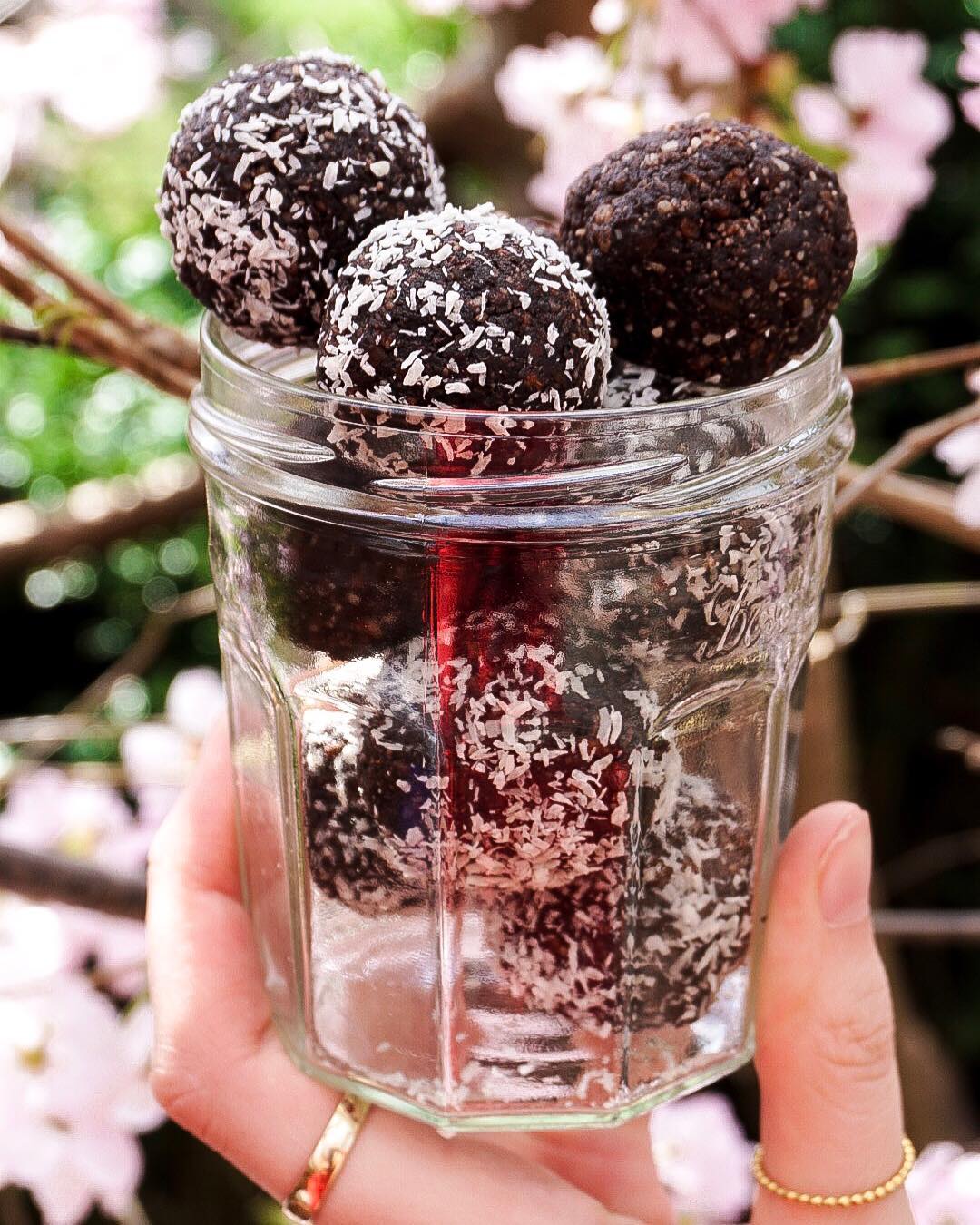 Simple Nourishing Date Balls Snack