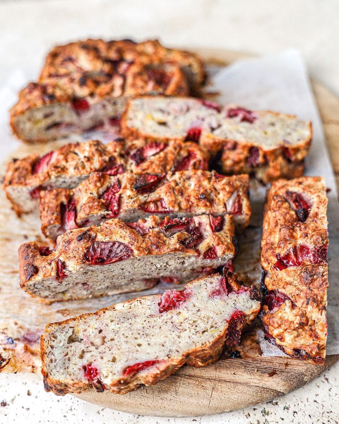 Easy Vegan Banana Strawberry Cake