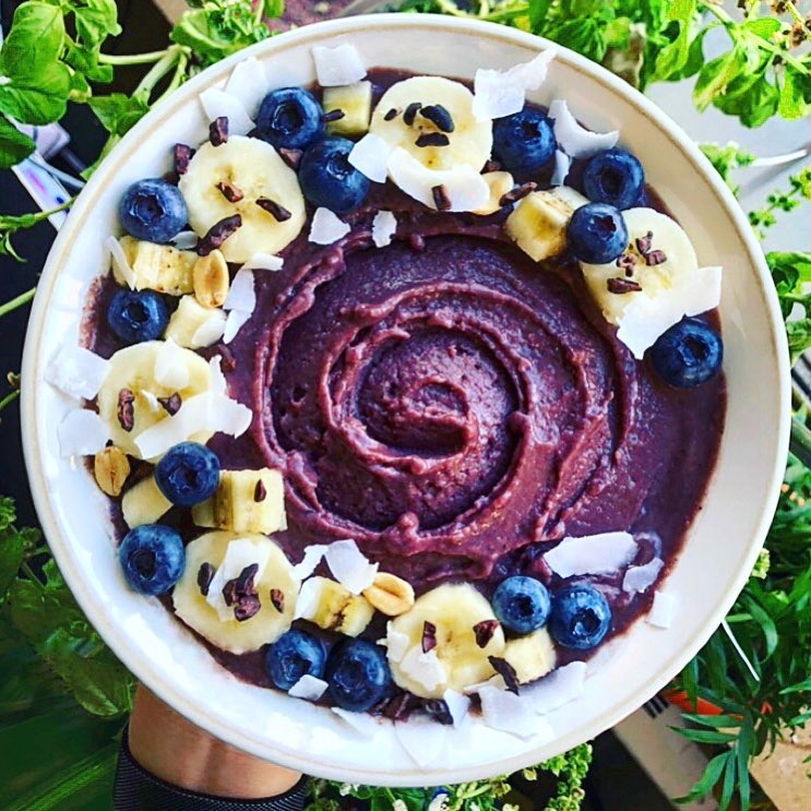 Refreshing Açaí Bowl with Frozen Fruits and Toppings