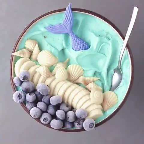 Mermaid Bowl Smoothie with Bananas and Spirulina