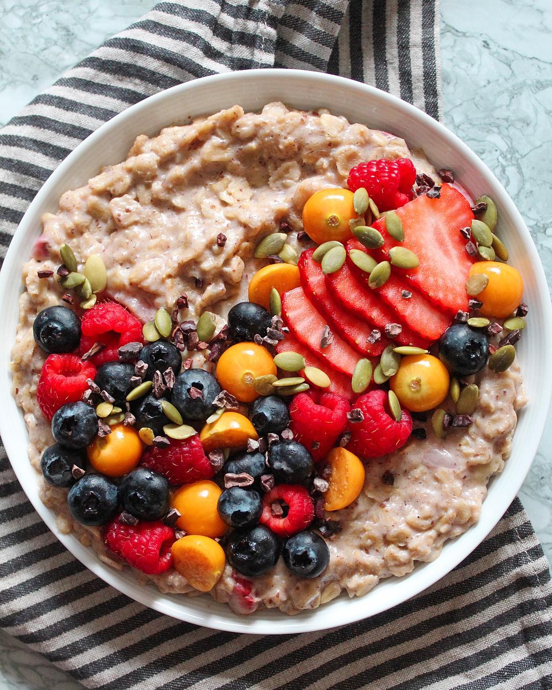Oats Breakfast with Strawberries and Cardamom