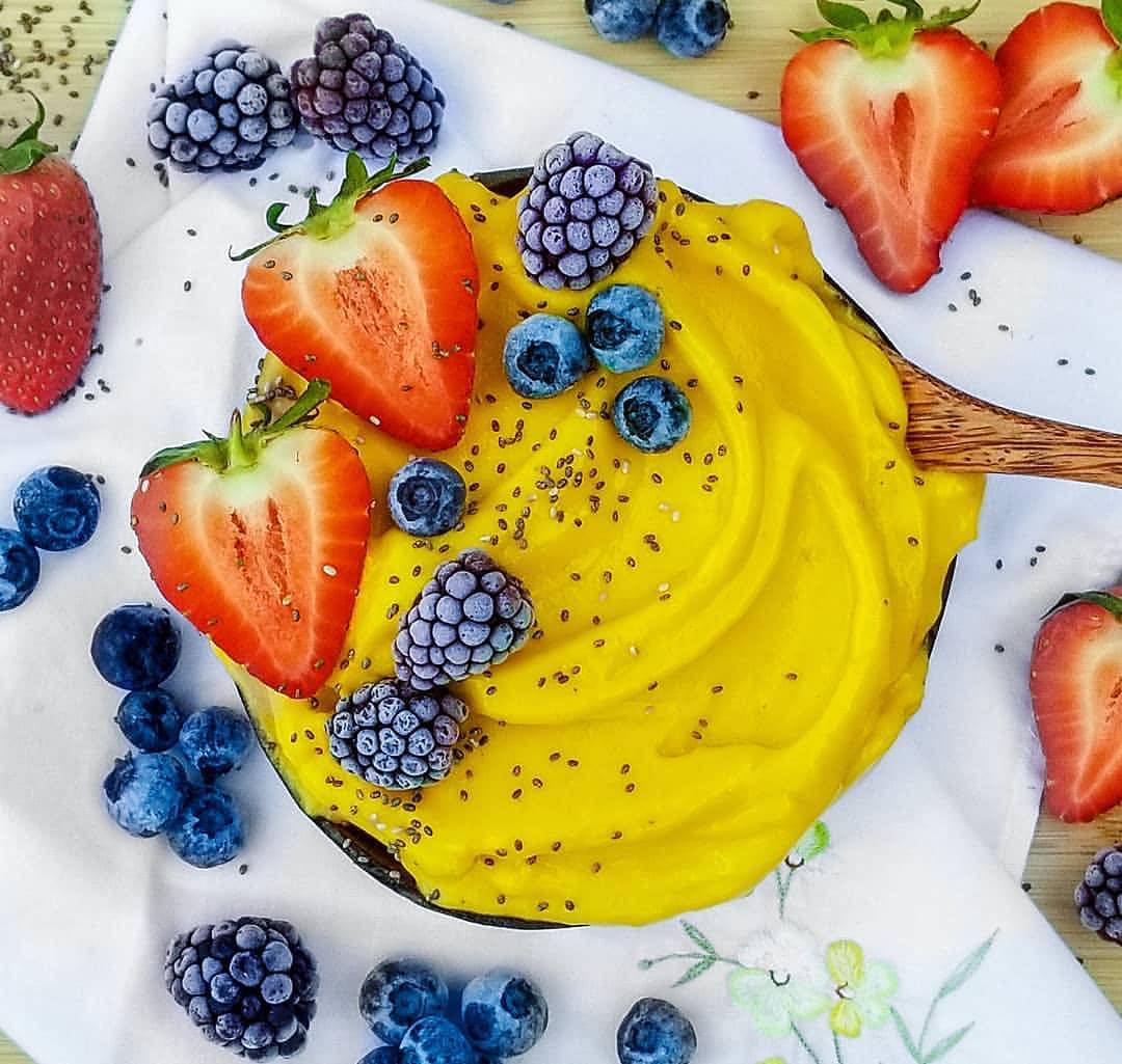 Mango Mania Smoothie Bowl with Orange Dunaliella Powder