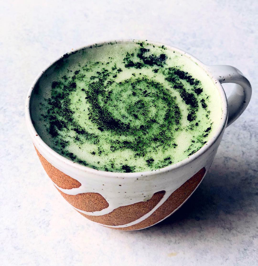 Delicious Caffeine-Free Spirulina Latte Beverage