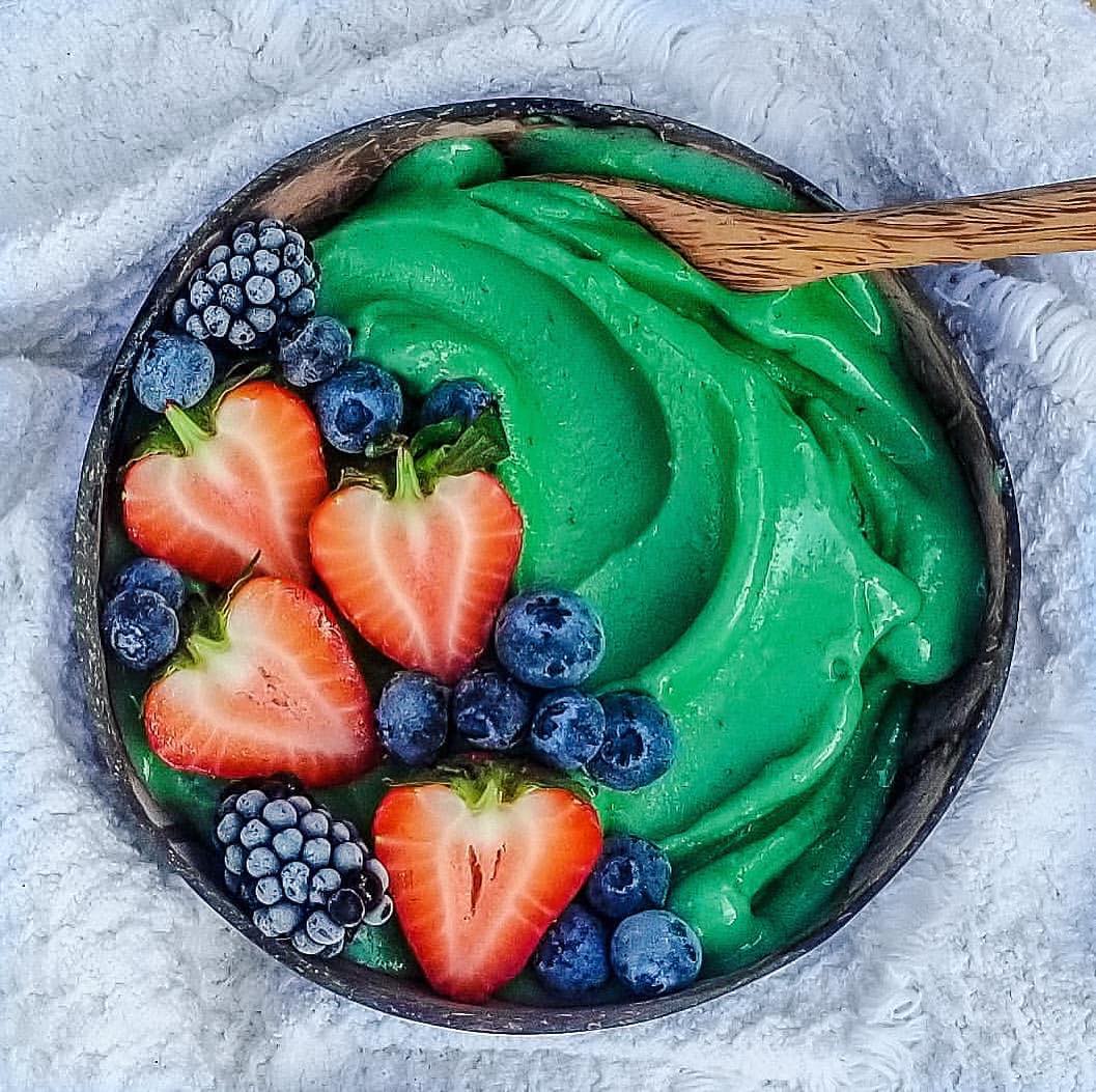 Pineapple Mango Spirulina Smoothie Bowl