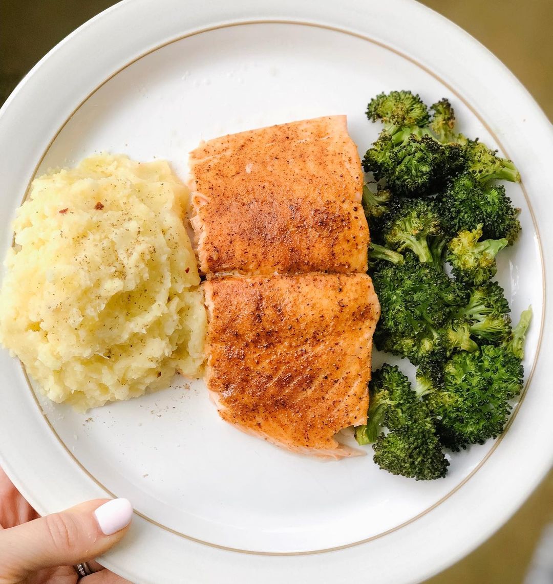 Baked Salmon with Vegetables and Mashed Potatoes