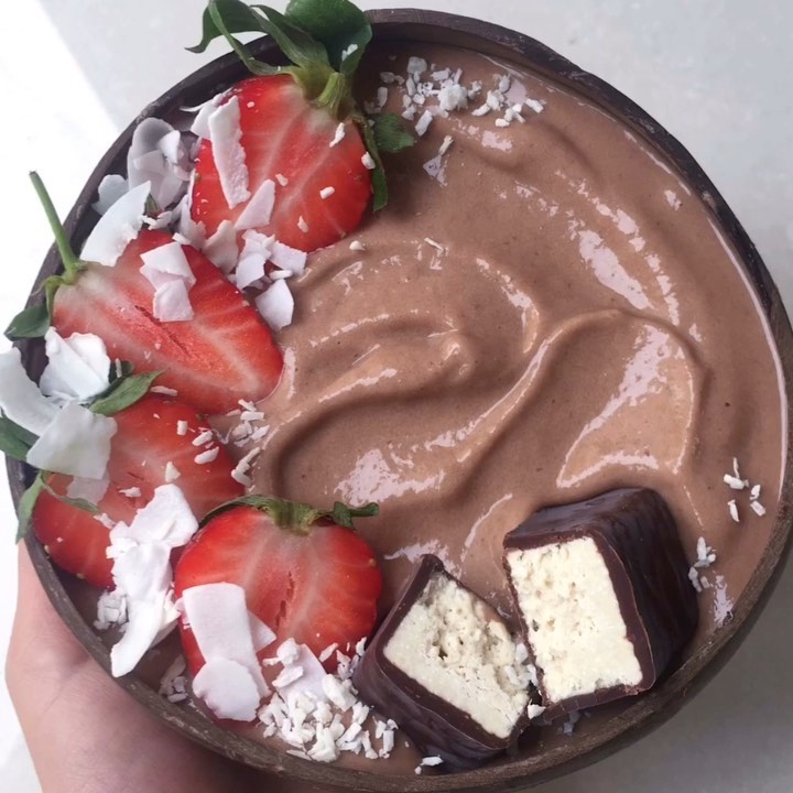 Thick Frozen Banana Cacao Smoothie Bowl