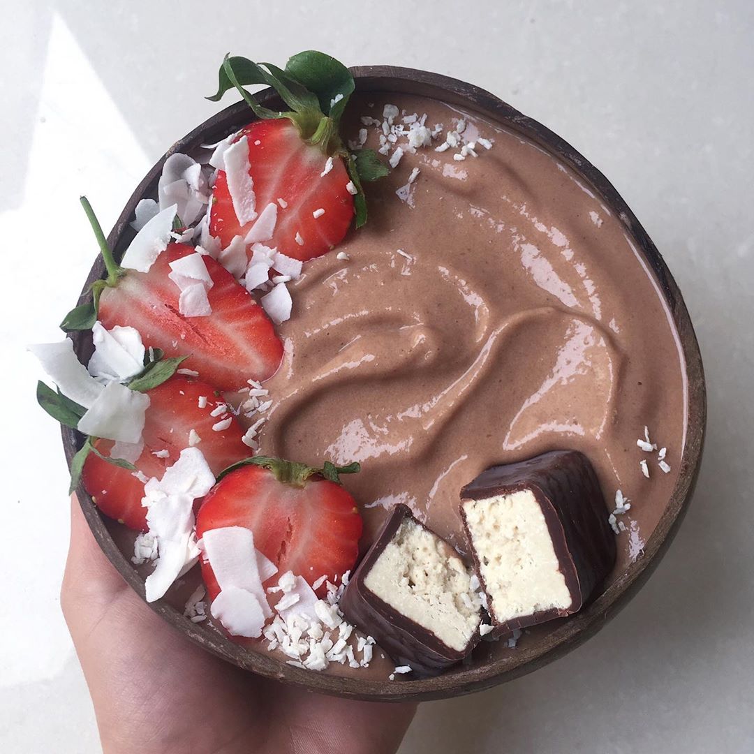 Thick Frozen Banana Cacao Smoothie Bowl