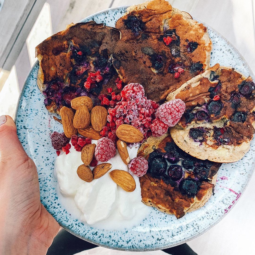 Blueberry Pancakes with Banana and Protein