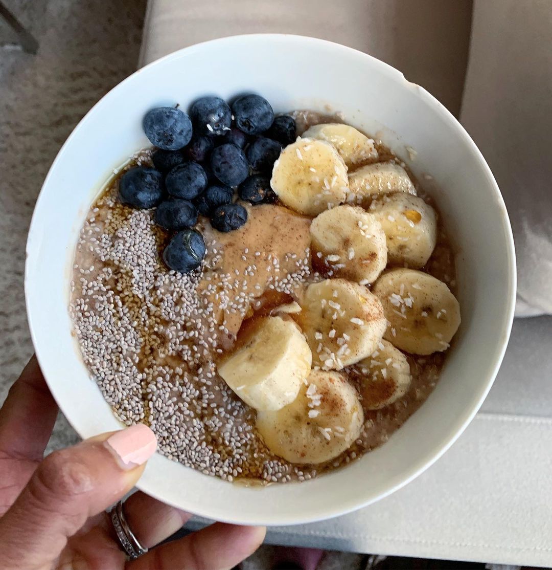 Nutritious Breakfast Oats with Protein and Fruits