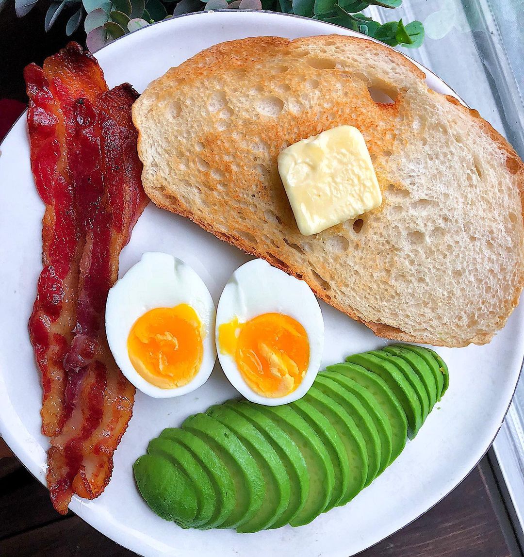 Crispy Bacon Egg Avocado Toast