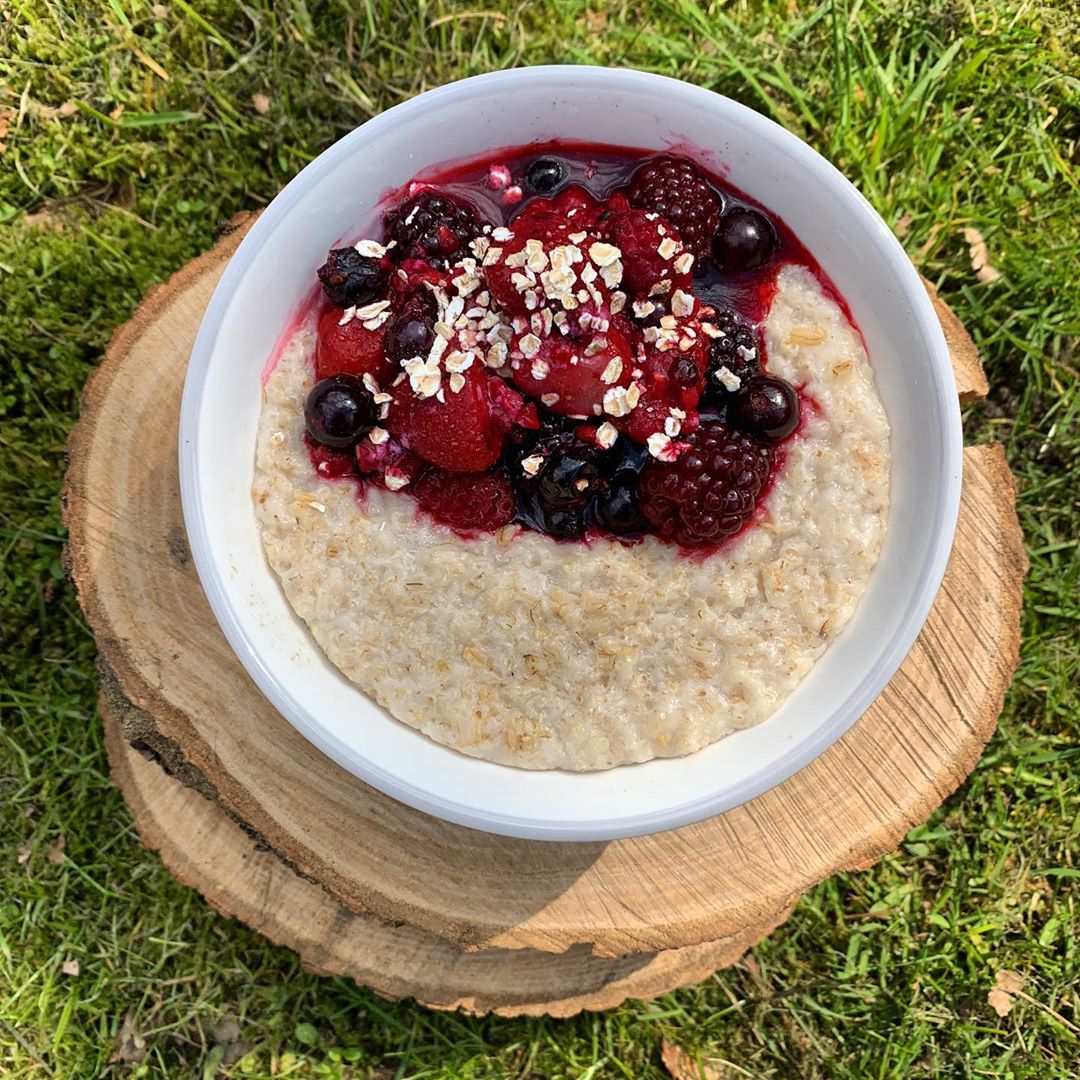 Creamy Oatmeal with Berries and Protein Powder