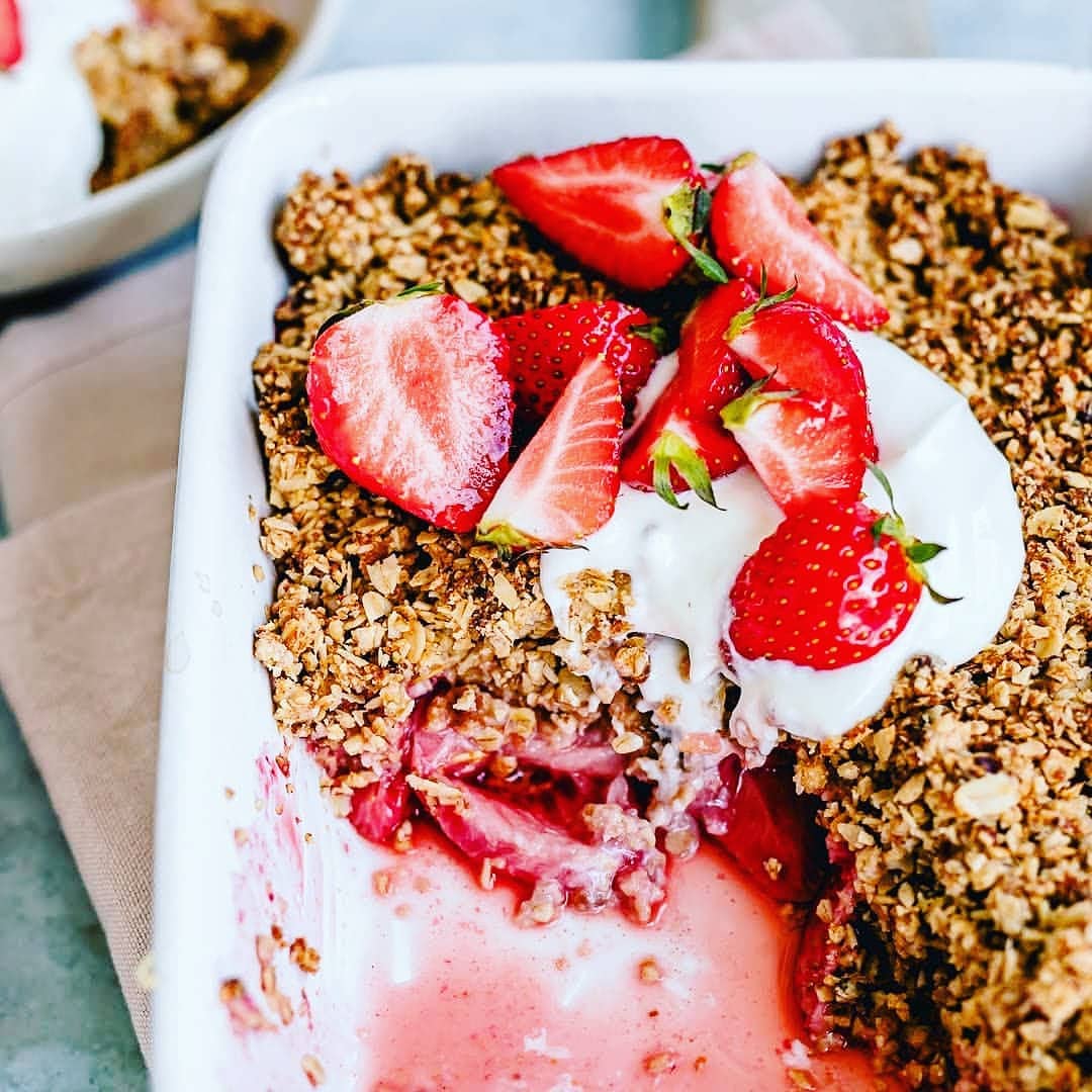Oat breakfast crumble with strawberries
