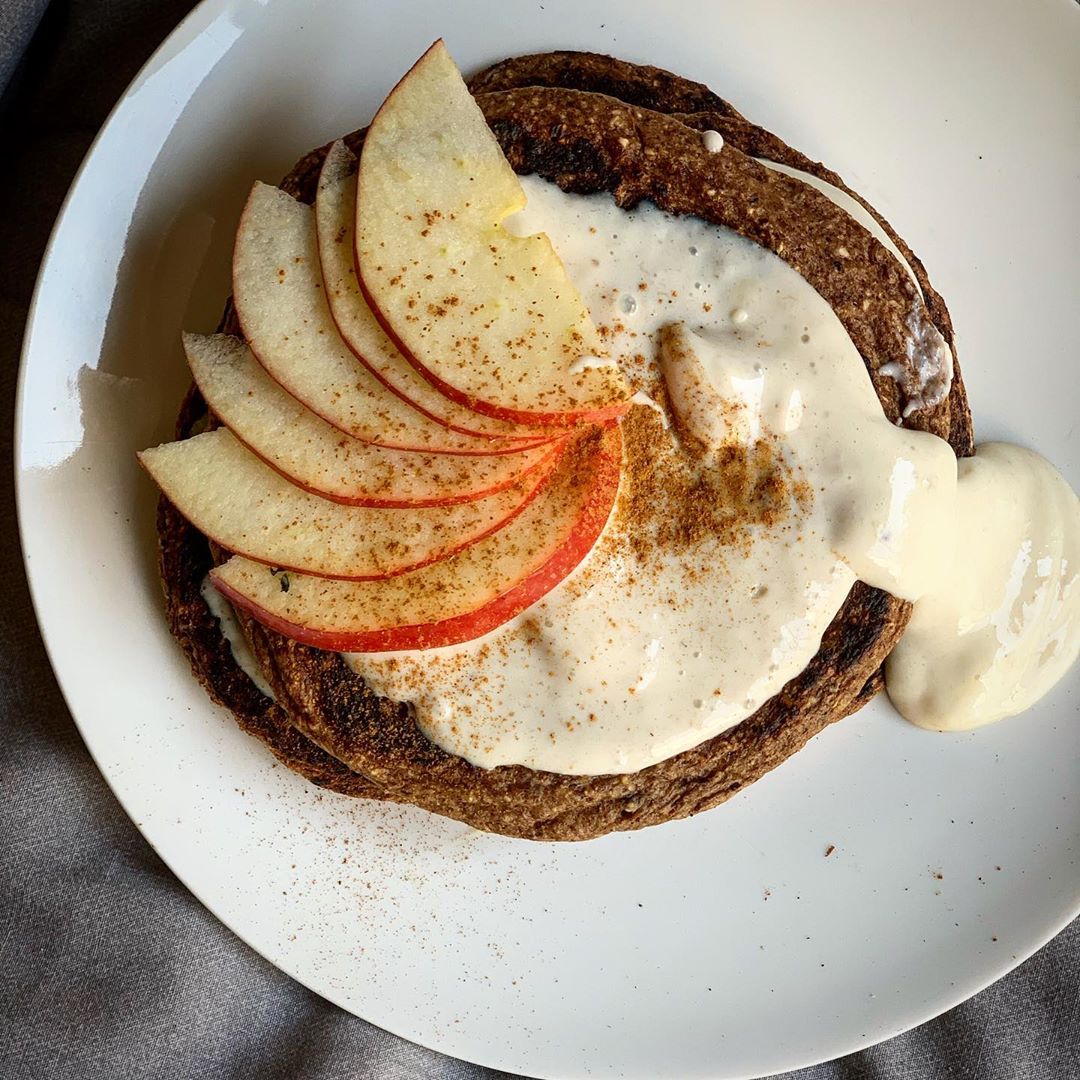 Chocolate Oat Pancakes with Cashewgurt Topping