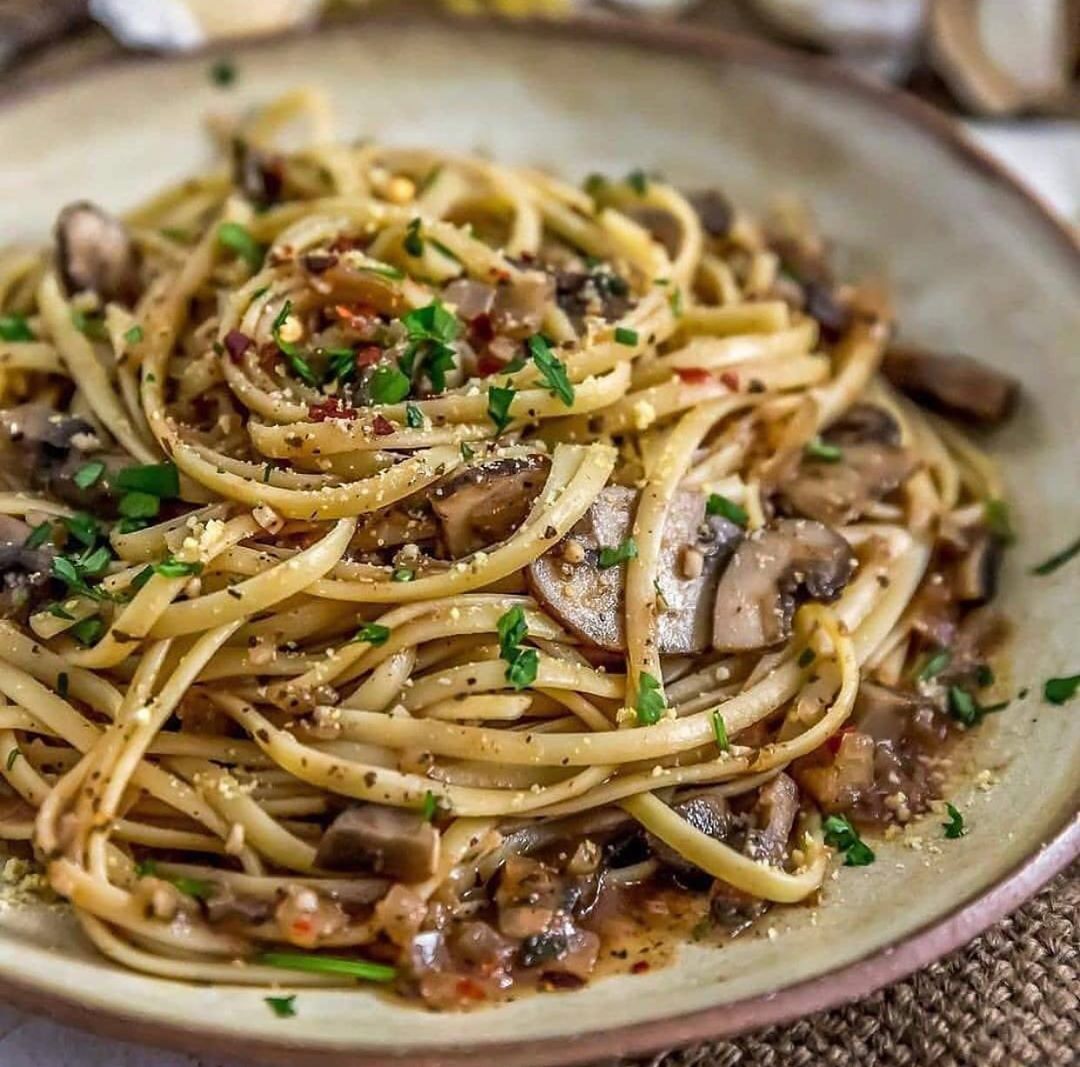 Vegan Linguini with Garlic Sauce and Bella Mushrooms