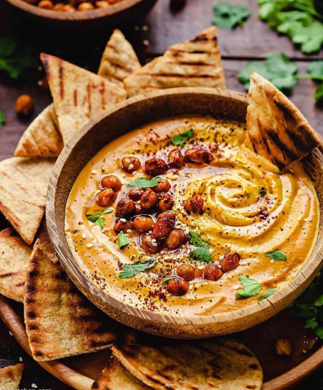Golden Hummus with Turmeric and Garlic