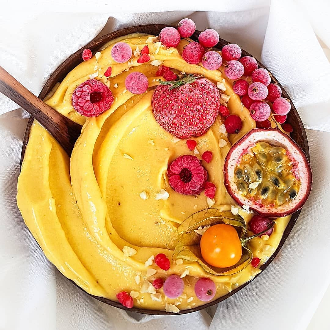 Healthy Vanilla Mango Smoothie Bowl