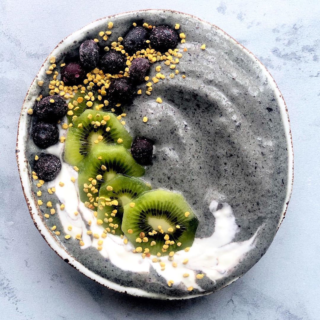 Ugly Green Smoothie with Toppings