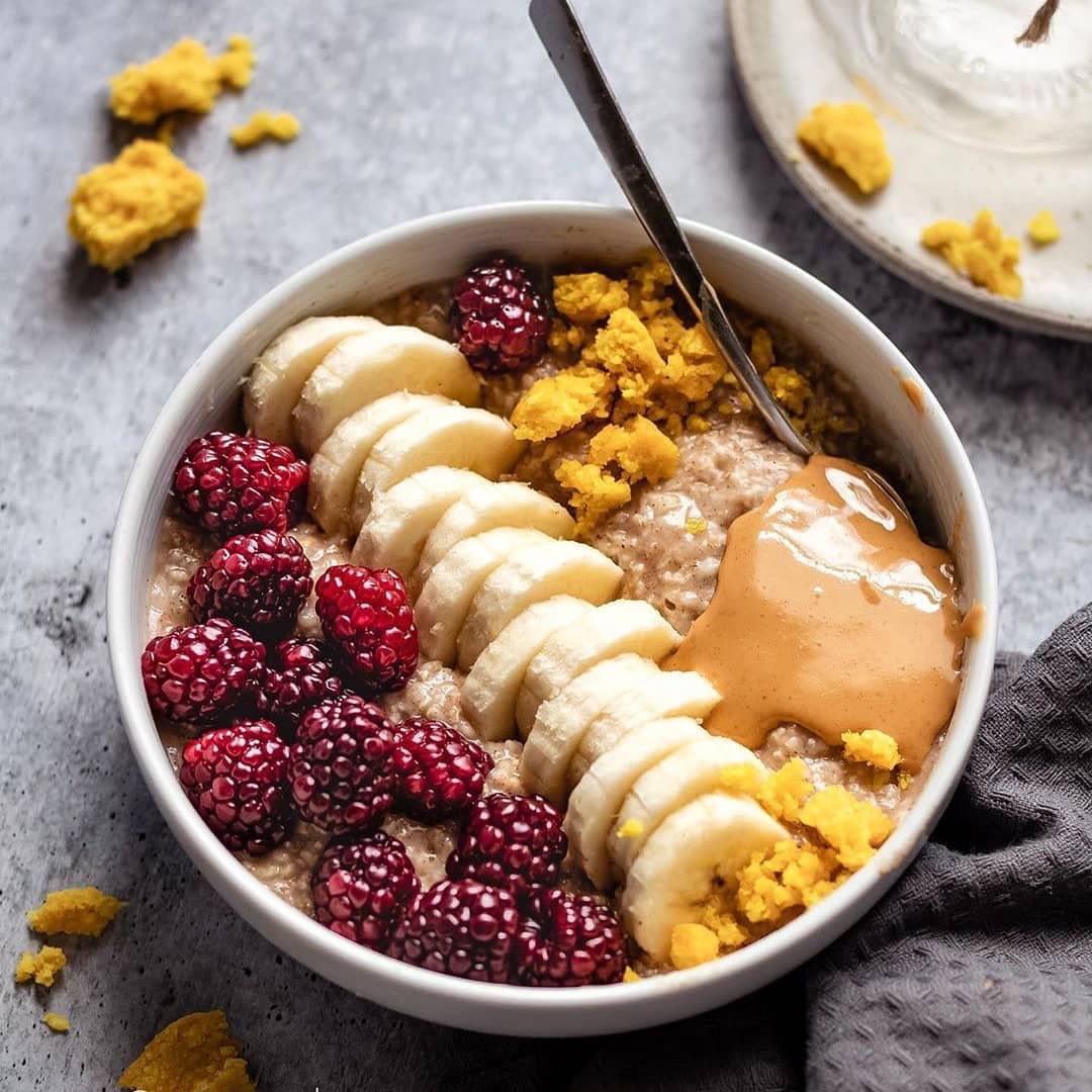 Cinnamon Oats with Blackberries, Banana, and Peanut Butter