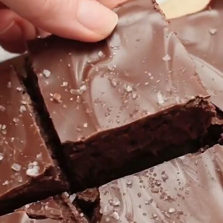 Delicious Raw Vegan Brownies with Chocolate Frosting