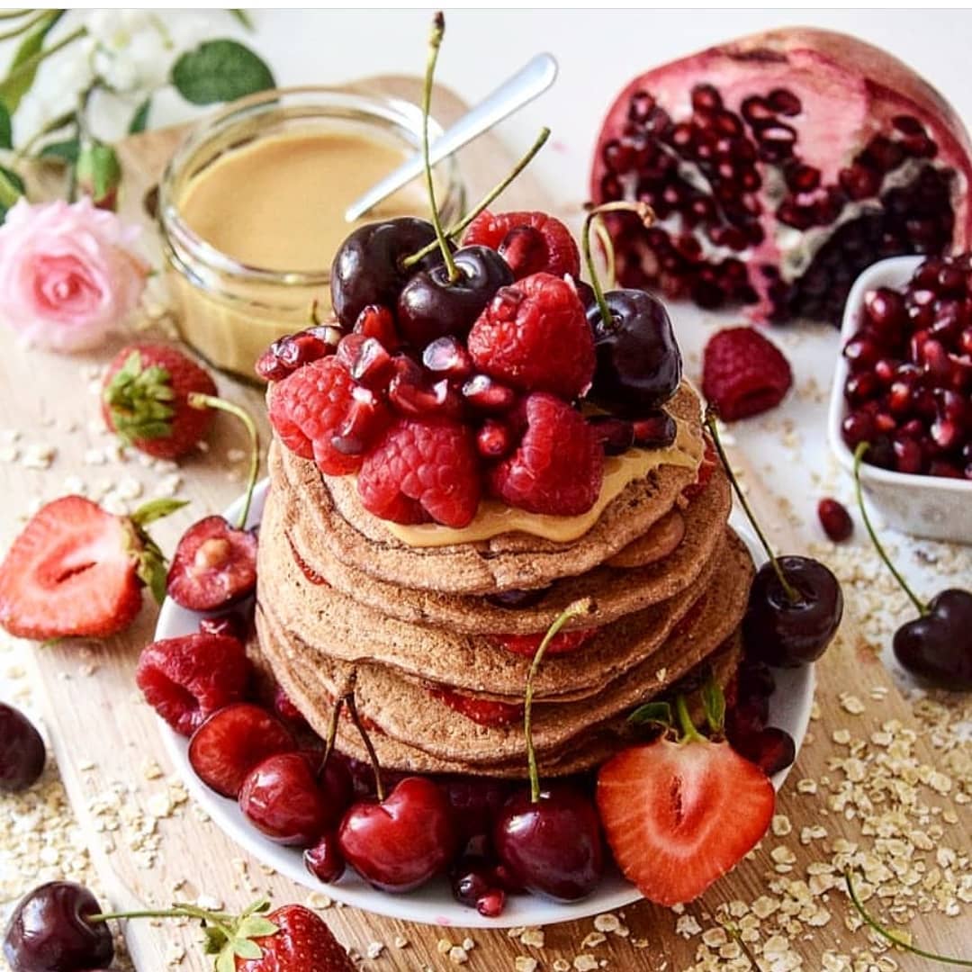 Fluffy Pancakes with Berries and Cacao