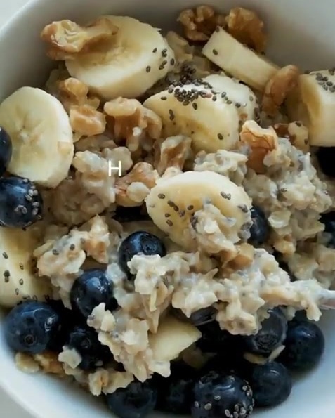 Creamy Oats with Chia Seeds and Almond Milk