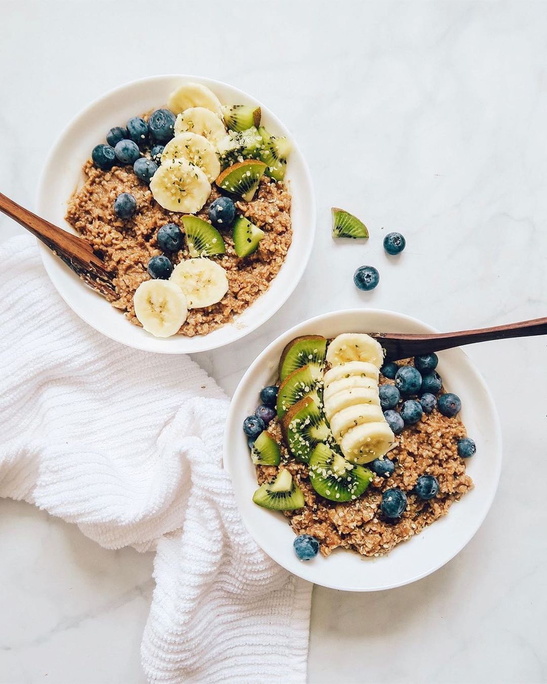 Hearty Oat Bowl with Banana and Chia Seeds