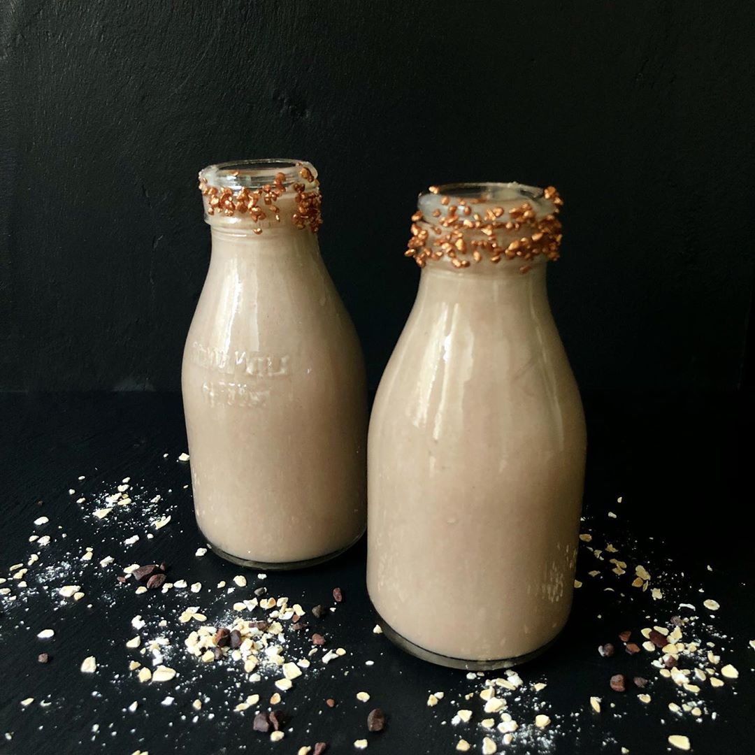 Delicious Chocolate Smoothie with Oats and Banana