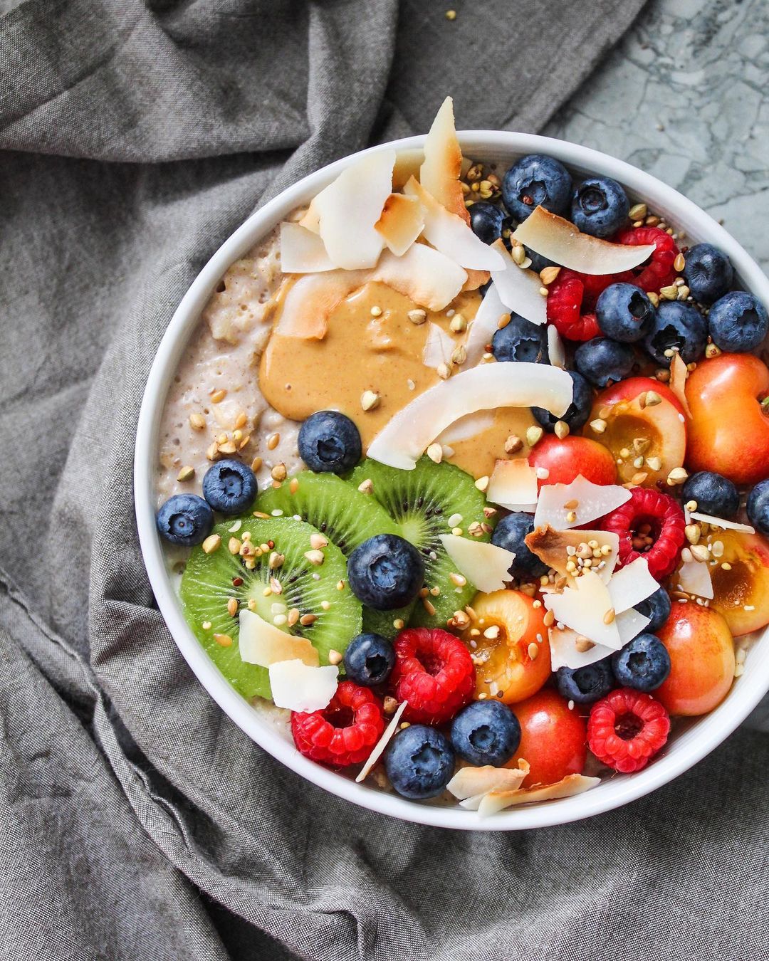 Vanilla Oatmeal with Fresh Fruits and Toppings