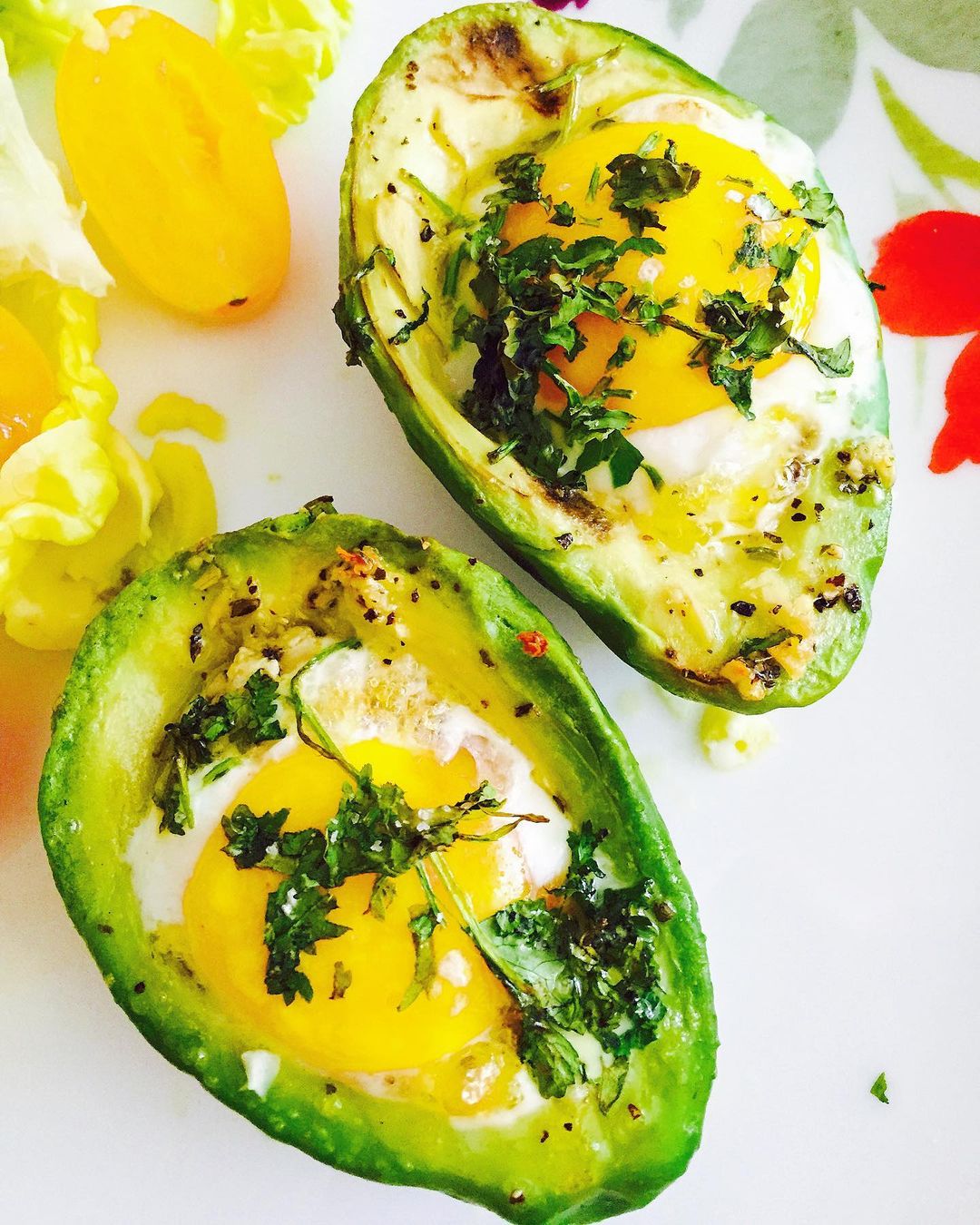 Simple Baked Avocado Egg Boats for Breakfast