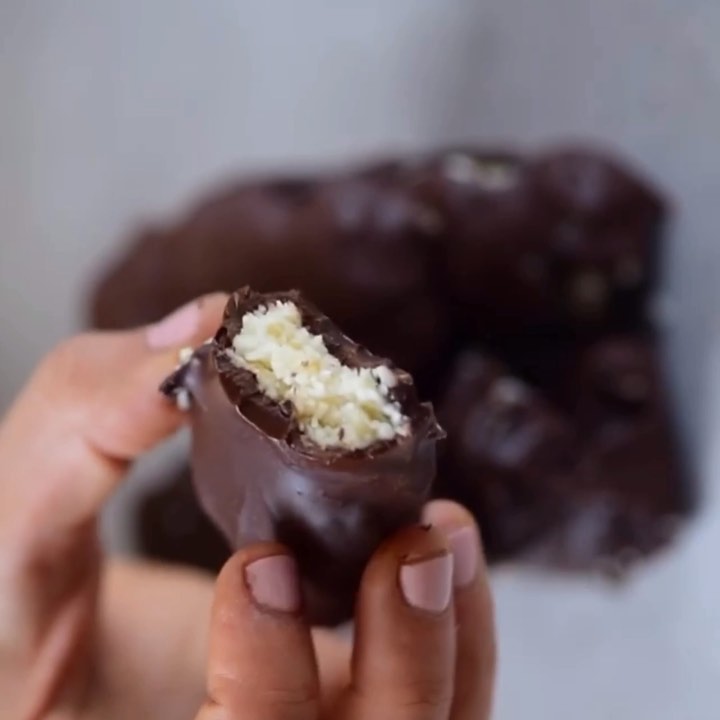 Homemade Bounty Bars with Coconut and Chocolate