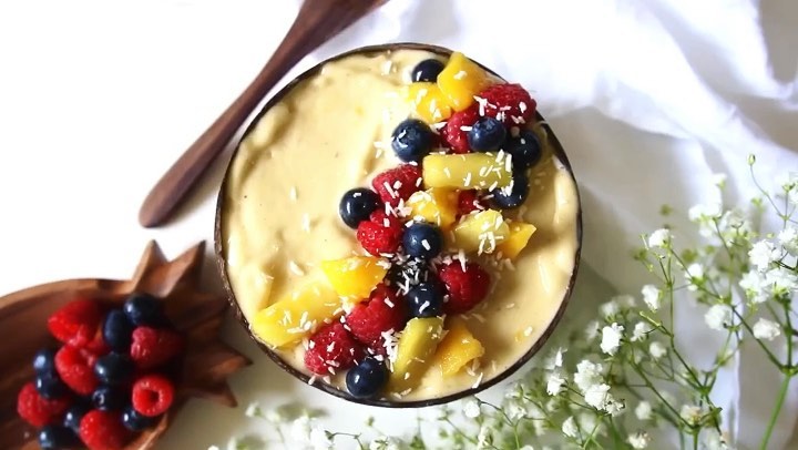 Vegan Banana Mango Smoothie Bowl