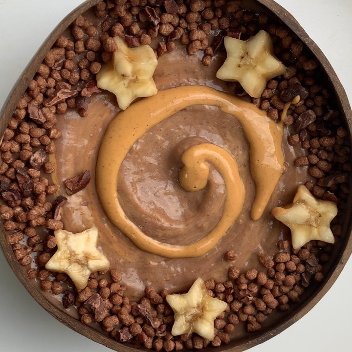 Chocolate Smoothie Bowl with Peanut Butter
