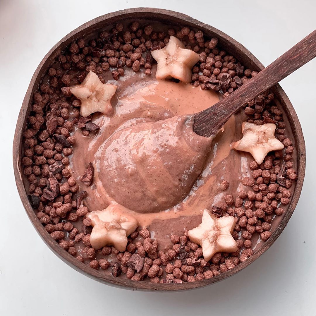 Chocolate Smoothie Bowl with Peanut Butter