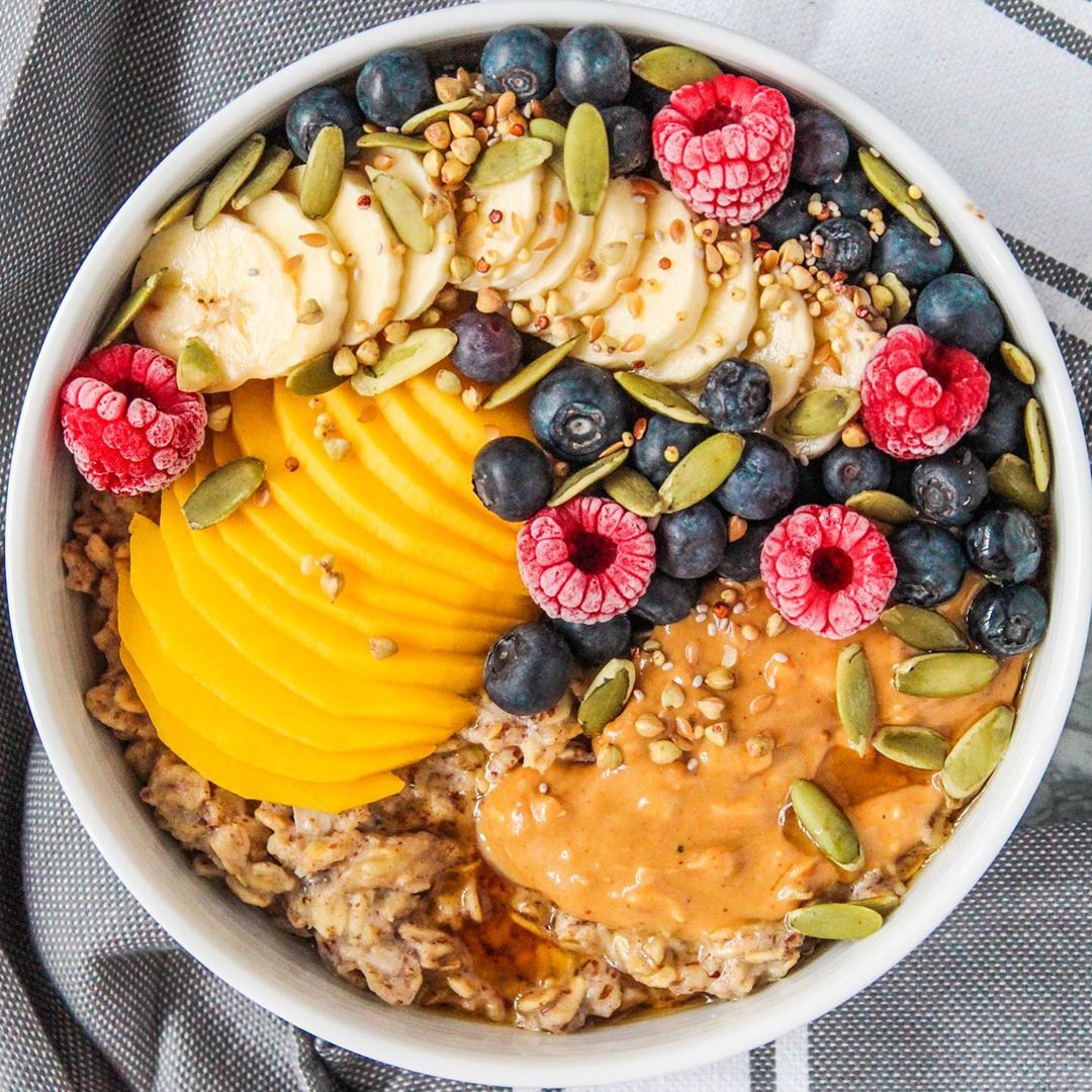 Cinnamon Oatmeal with Banana and Spices