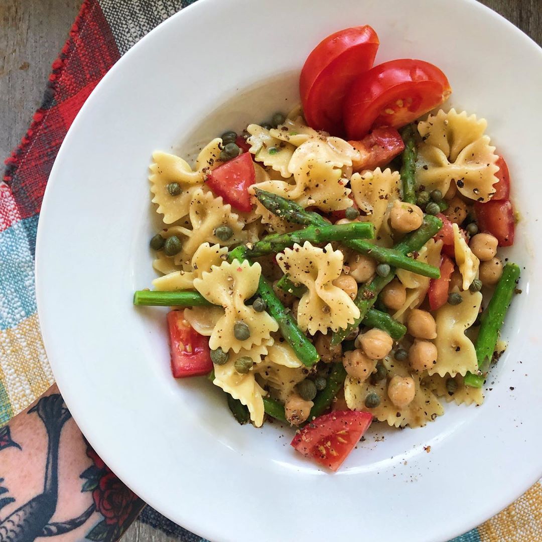 Garlic Cream Sauce with Bowtie Pasta and Asparagus