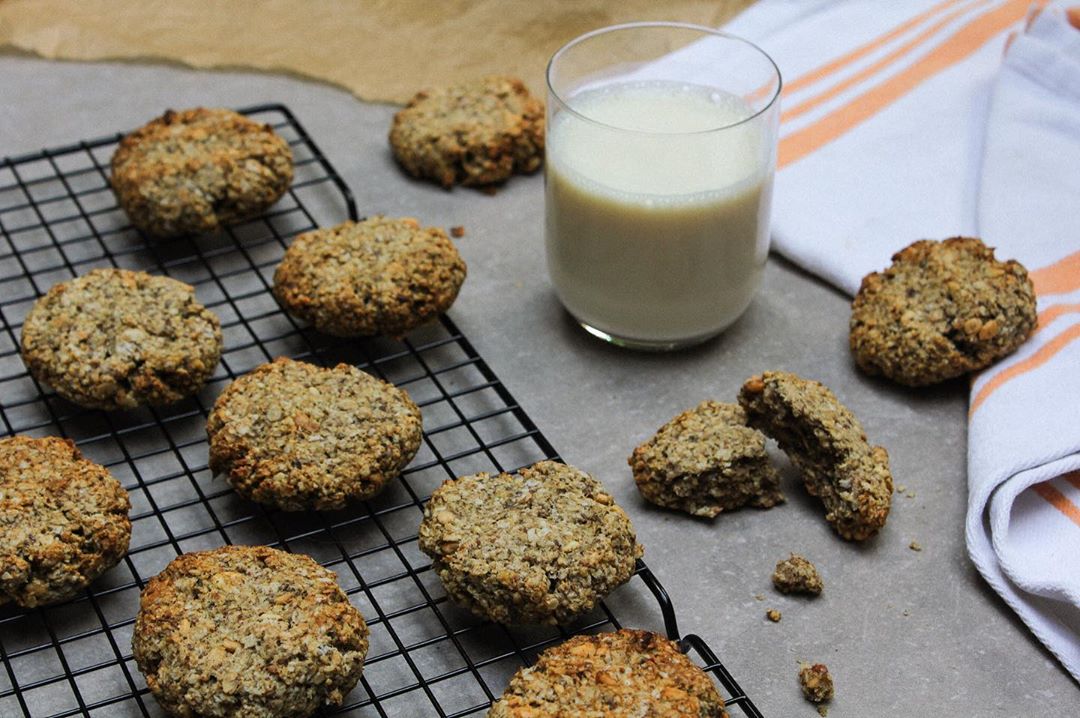 Breakfast Banana Cookies with Oats and Almond Butter