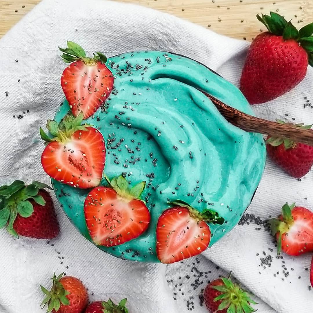 Mango Banana Spirulina Smoothie Bowl