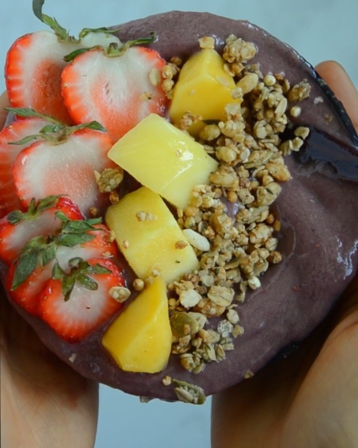Refreshing Acai Bowl with Tropical Fruits