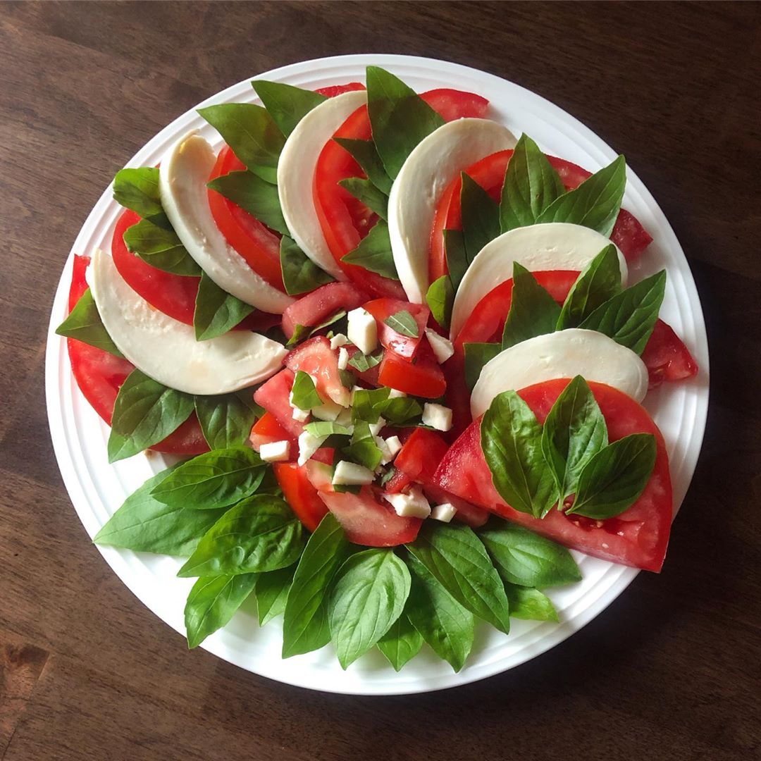 Fresh Tomato and Mozzarella Salad with Herbs