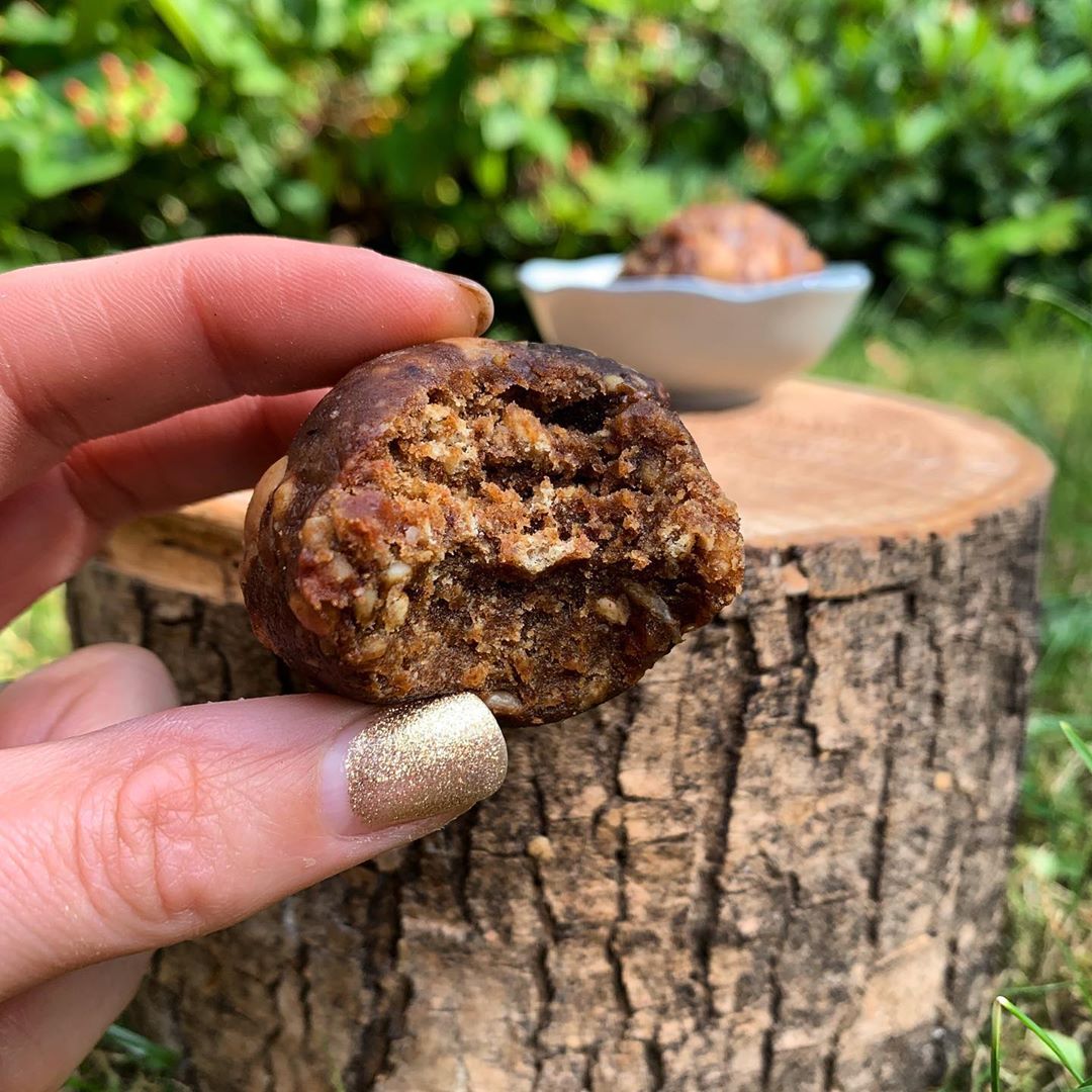 Healthy Chocolate Almond Energy Balls