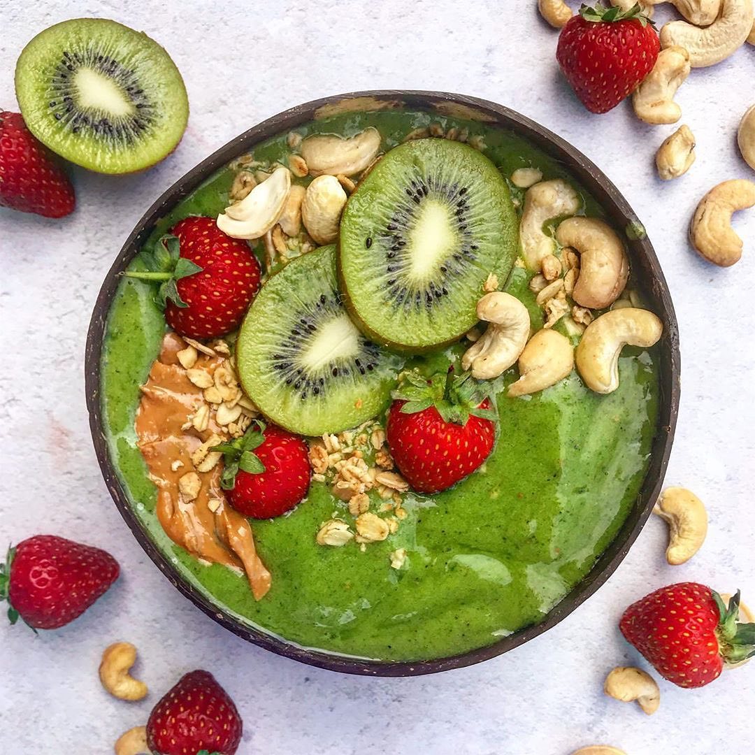Easy Green Smoothie with Banana and Kiwi