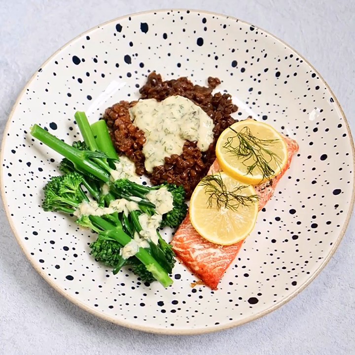 Salmon with Garlic and Dill Sauce