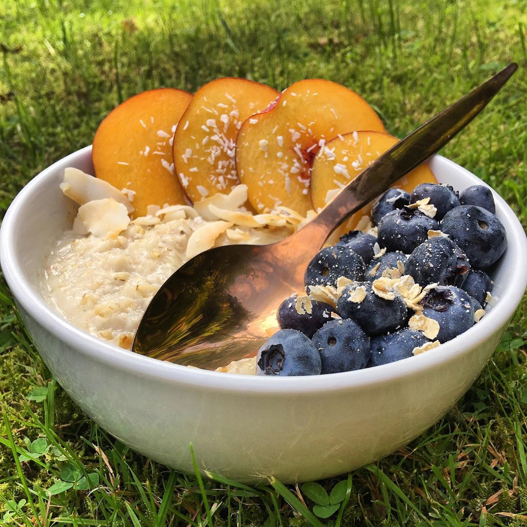Creamy Vanilla Proats with Fresh Fruit Toppings