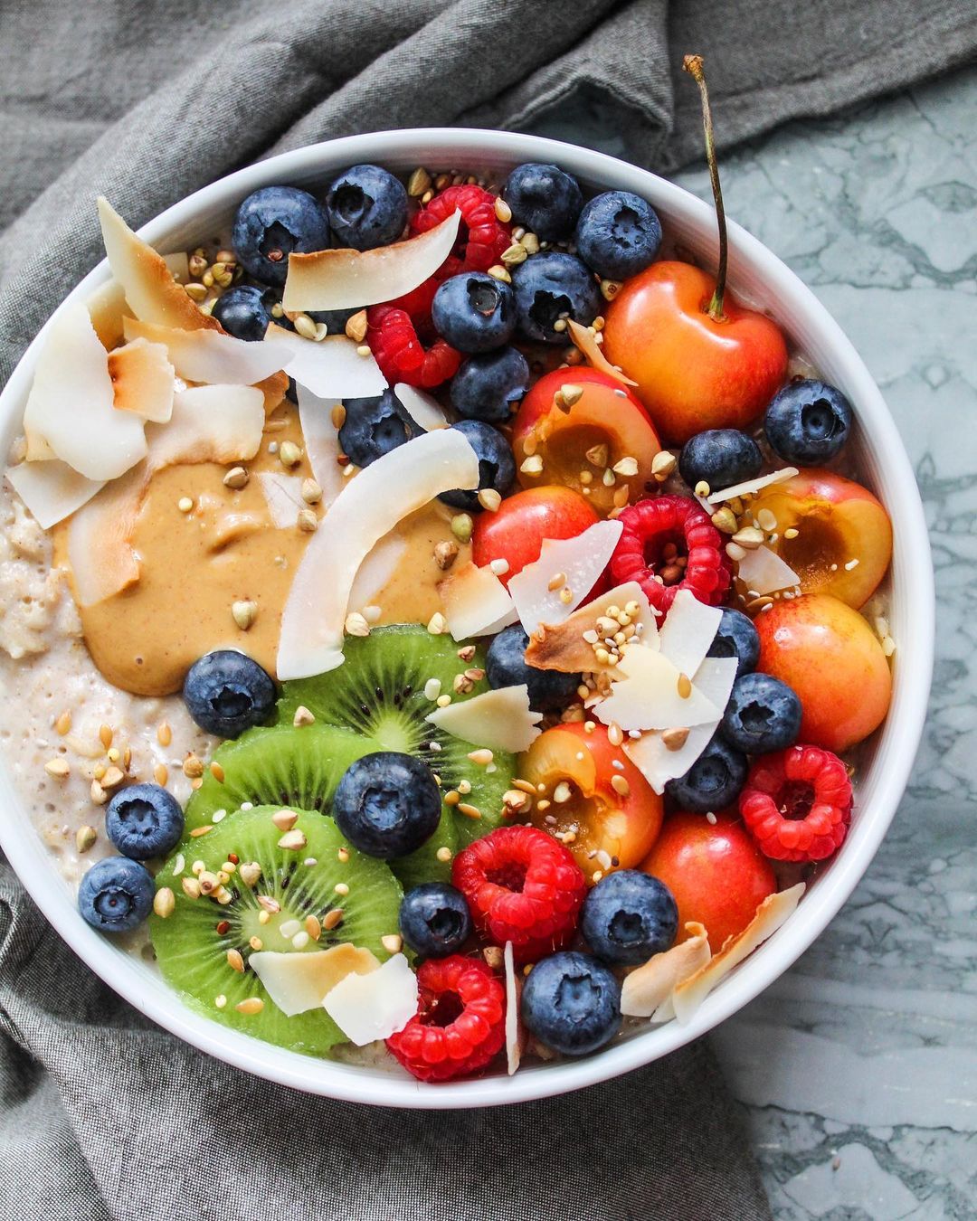 Vanilla Oats with Banana and Toppings