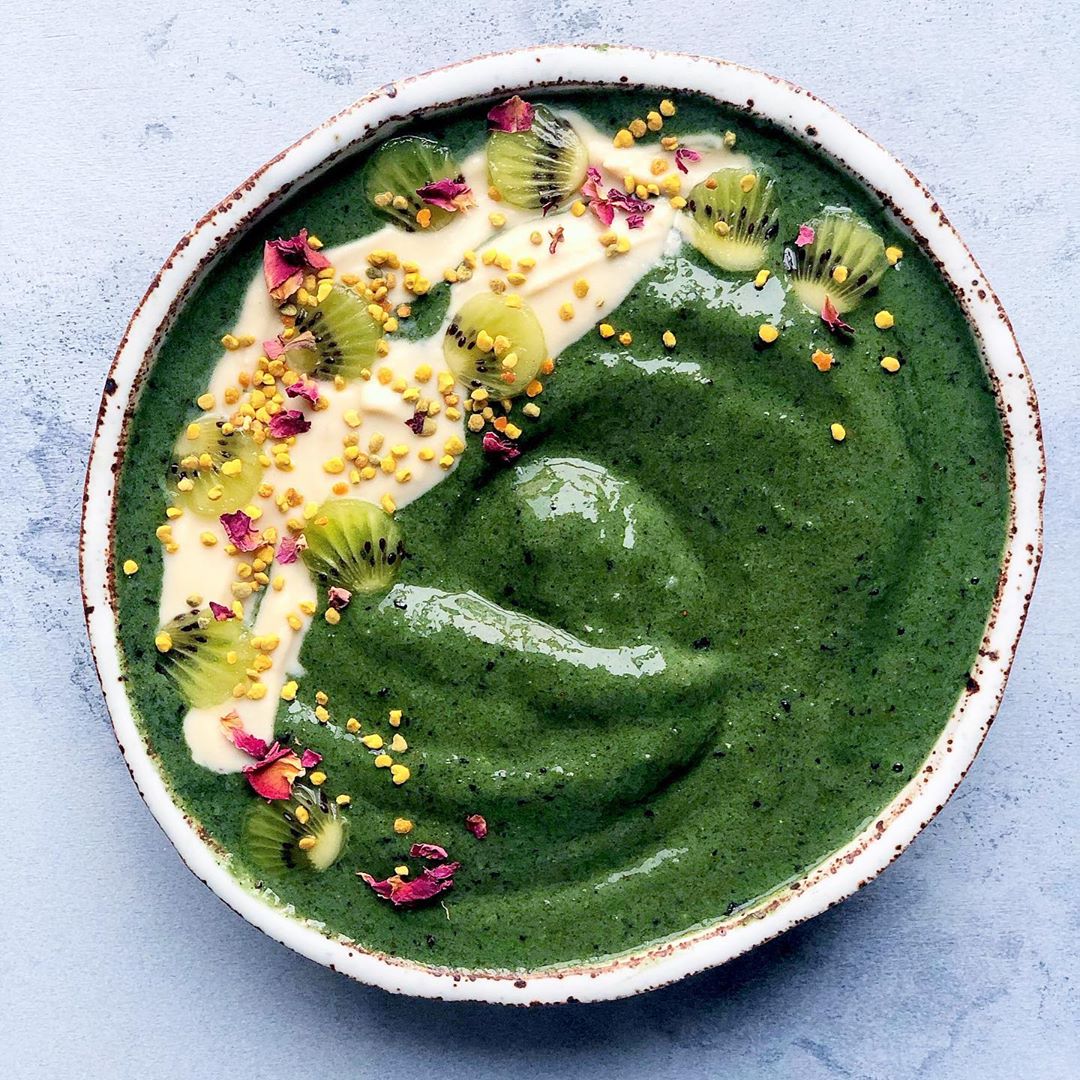 Refreshing Green Ginger Smoothie with Kale and Blueberries