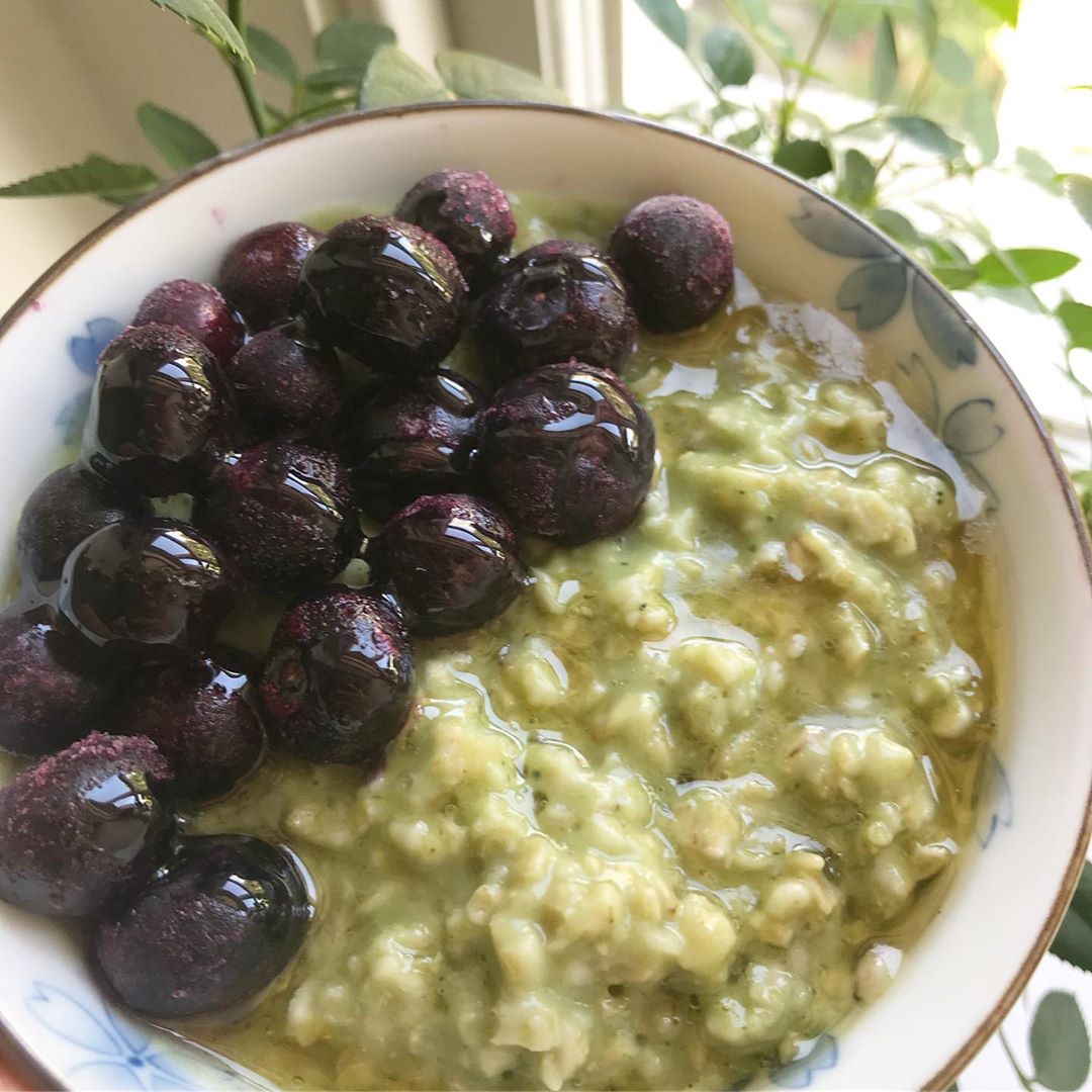 Matcha Blueberry Porridge with Antioxidants