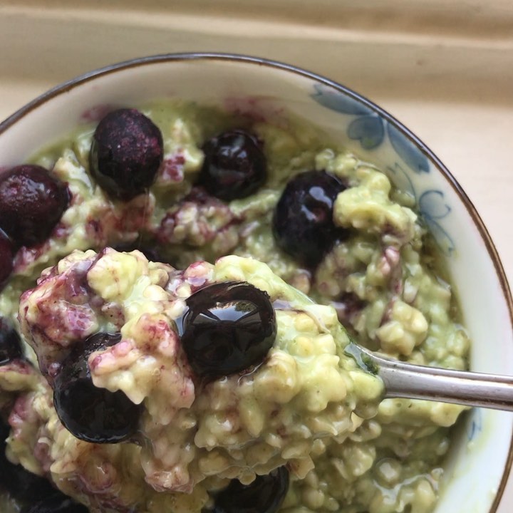 Matcha Blueberry Porridge with Antioxidants